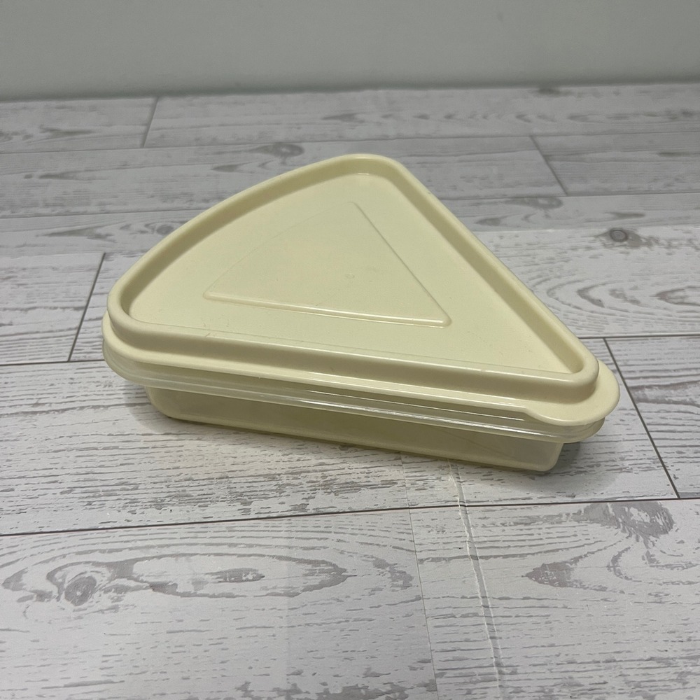 Rubbermaid Servin Saver Triangle Pie Slice Food Storage Container Cream 0072